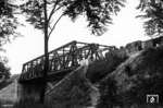 Diese zeitgemäße Stahlkonstruktion ersetzte das im Krieg zerstörte gemauerte Viadukt über die Wupper bei Opladen (vgl. auch Bild-Nr. 5748). 78 273 vom Bw Düsseldorf-Abstellbf wird mit P 483 gleich über die Brücke in Richtung Solingen fahren. (23.08.1949) <i>Foto: Carl Bellingrodt</i>
