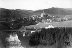 86 202 (Bw Wuppertal-Steinbeck) vor P 1082 aus Radevormwald vor dem historischen Ort mit Klosterkirche in Wuppertal-Beyenburg. Nach dem Krieg wurde die Wupper im Vordergrund zum Staussee aufgestaut. (23.04.1935) <i>Foto: DLA Darmstadt</i>