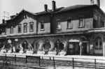Das alte Empfangsgebäude des Bahnhofs Solingen-Ohligs (heute Solingen Hbf). Im Zuge der Modernisierungsoffensive der BD Wuppertal musste dieses, wie auch die alten Bahnhofsgebäude von Opladen und Leverkusen-Schlebusch einem modernen Zweckbau weichen. (1935) <i>Foto: RVM (Eckler)</i>