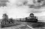 Die erste für die Deutsche Bundesbahn im Jahre 1952 gebaute Vorserienlok der Baureihe E 10 (E 10 001) vor E 551 bei Staffelstein (südlich von Lichtenfels). (16.05.1955) <i>Foto: Carl Bellingrodt</i>