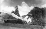 Lok 18 "Alfred" der Kreis-Altenaer Eisenbahn (KAE) mit einem Personenzug nach Lüdenscheid bei Peddensiepen. (10.09.1935) <i>Foto: DLA Darmstadt</i>