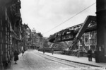 Schwebebahnwagen Nr. 41 und 42 auf einer zweitgenössischen Postkarte im Nachkriegs Wuppertal nahe der Haltestelle Döppersberg. (1950) <i>Foto: unbekannt</i>