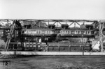Schwebebahnzug Nr. 61/62 am Gaswerk in Wuppertal-Barmen. (21.11.1956) <i>Foto: Carl Bellingrodt</i>