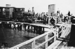 99 021 der Wangerooger Inselbahn am Westanleger mit Sommergästen von der Fähre aus Harlesiel. (29.07.1927) <i>Foto: RVM (Hönicke)</i>