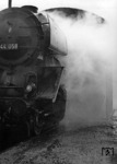 44 058 wird in ihrer Heimatdienststelle Altenhundem/Sauerland gereinigt. (30.04.1956) <i>Foto: Helmut Säuberlich</i>
