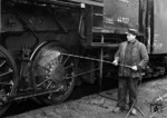Triebwerksreinigung bei 44 1127 im Bw Altenhundem. (30.04.1956) <i>Foto: Helmut Säuberlich</i>