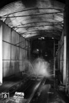 Fahrzeugreinigungsstand im Bw Hagen-Eckesey. Im Hintergrund wartet 41 021 (Bw Siegen) auf die Dusche. (1956) <i>Foto: Helmut Säuberlich</i>