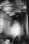 Fahrzeugreinigungsstand im Bw Hagen-Eckesey. (1956) <i>Foto: Helmut Säuberlich</i>