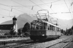 Der elektrische Triebwagen ET 91 der Deutschen Reichsbahn wurde wegen seiner rundum und den Dachpartien Verglasung als "Gläserner Zug" bekannt. Dadurch wurde den Fahrgästen eine besondere Rundumsicht geboten, wie hier auf einer Ausflugsfahrt im Berchtesgadener Land vor der Kulisse des Watzmann im Bahnhof Bischofswiesen. (1937) <i>Foto: RVM</i>