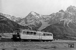 Der bei Ausflugsfahrten beliebte "Gläserne Zug" (ET 91) im Werdenfelser Land zwischen Klais und Mittenwald. Das Foto diente als Vorlage für eine Postkarte des RVM in den 1930er Jahren.  (1937) <i>Foto: RVM</i>