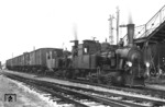 Die bei Borsig gebauten Loks vom Typ C n2t, die bei der WEG unter der Betriebsnummer 1s und 3s eingesetzt wurden, mit einem Güterzug nach Gerstetten im Bahnhof Amstetten. (1934) <i>Foto: Doh, Slg. Wollny</i>