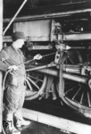 Triebwerkspflege an 23 105 im Bw Minden. (1960) <i>Foto: Quebe</i>