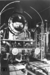 Neue Umlaufreinigungsanlage im Bw Minden. Zufällig erwischte der Fotograf die letzte für die DB gebaute Dampflok 23 105, die ab 1985 wieder im Museumseinsatz war. (1960) <i>Foto: Quebe</i>