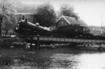 Die niederländische Lok 3608 wurde gezielt in einen Kanal bei Zwolle gefahren, um den deutschen Vormarsch in die Niederlande aufzuhalten. (10.05.1940) <i>Foto: Privatfoto</i>