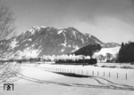 Eine unbekannte 64 mit einem Personenzug bei Sontheim (zwischen Memmingen und Mindelheim). (1964) <i>Foto: BD München (Steidl)</i>