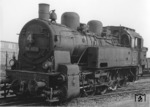 Typisch für eine unzeitige Weichenbedienung ist das Entgleisungsbild der 94 1731 im Bremer Hafengelände. (1951) <i>Foto: Hans Berkowski</i>