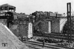 Zwei französische Lokomotiven im Bahnhof Chartres, die gezielt als Sperren zusammengefahren wurden, um die Bahnstrecke Paris - Le Mans für die einmarschierenden deutschen Truppen unbrauchbar zu machen. (05.1940) <i>Foto: RVM</i>