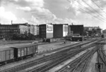 Blick in das Gleisvorfeld des Anhalter Bahnhofs in Berlin. An einer Häuserfassade die damals typische und häufig anzutreffende Persil-Reklame. (1936) <i>Foto: RVM</i>