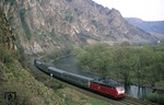218 362 vor E 3370 nach Saarbrücken im Nahetal "Am Rotenfels" bei Bad Münster. (15.04.1988) <i>Foto: Wolfgang Bügel</i>