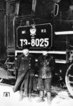 TE-8025 im Bahnhof Riga-Oskalni (heute Zemitani). Hinter den Loks mit Ordnungsnummern größer als 8000 verbargen sich zuerst polnische Nachkriegsbauten von Chrzanow und Cegielski, die ab 1946 überwiegend an Polen zurückgegeben und dort als Ty 42 eingesetzt wurden. Ab 1949 belegte man diese wieder frei gewordenen Fahrzeugnummern in teilweiser Zweitbesetzung durch mindestens 36 bei der Werkstätte Iwano-Frankowsk in Stanislawow neu aufgebauten KDL 1 Lokomotiven. 11 Deutsche Nummern sind bekannt, TE-8025 gehörte nicht dazu. (01.1963) <i>Foto: Slg. Eisenbahnstiftung</i>