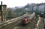 212 274 fährt vor N 5354 aus Remscheid in den Bahnhof Wuppertal-Elberfeld (heute Wuppertal Hbf) ein. (16.04.1988) <i>Foto: Joachim Bügel</i>