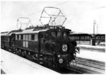 E 04 21 vor dem Eröffnungszug des elektrischen Betriebes zwischen Augsburg und Nürnberg im Bahnhof Grönhart. (10.05.1935) <i>Foto: RVM</i>