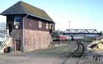 215 135 läuft vor N 3626 nach Köln in den Bahnhof Lissendorf ein. (24.04.1988) <i>Foto: Wolfgang Bügel</i>