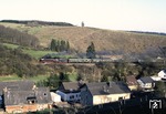 Über die Häuser von Dahlem (bei Jünkerath) zieht 41 360 den Sonderzug E 25038 nach Köln. (24.04.1988) <i>Foto: Wolfgang Bügel</i>
