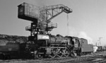 023 037 mit dem imposanten Bekohlungskran des Bw Heilbronn. (20.11.1971) <i>Foto: Burkhard Wollny</i>