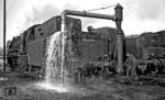 023 074 beim Wasserfassen im Bw Heilbronn. (20.11.1971) <i>Foto: Burkhard Wollny</i>