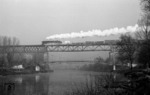 044 404 überquert im Morgendunst mit einem Güterzug die Neckarbrücke in Marbach. (19.12.1971) <i>Foto: Burkhard Wollny</i>