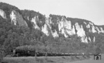 051 351 (50 1351) mit einem Tonröhrenzug im Donautal bei Neidingen. (31.07.1971) <i>Foto: Burkhard Wollny</i>