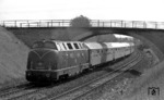 220 039 mit einem Schnellzug auf der Gäubahn bei Bondorf. (04.08.1971) <i>Foto: Burkhard Wollny</i>