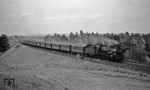 038 313 (38 2313) vor dem sog. "Daimlerzug" P 3955, der im Berufsverkehr für die Sindelfinger Mercedesmitarbeiter aus einem beachtlichen Wagenpark von B3yge-Wagen bestand. (26.08.1971) <i>Foto: Burkhard Wollny</i>