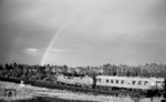 Ein abziehendes Sommergewitter ermöglichte diese stimmungsvolle Aufnahme der 221 148 auf der Gäubahn bei Bondorf. (26.08.1971) <i>Foto: Burkhard Wollny</i>