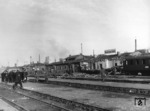 So gar nicht in den Propagandaauftrag des RVM, die Leistungen der Reichsbahn im Rußlandfeldzug zu dokumentieren, passte der Umstand, dass der vermeintlich schwache Gegner den besetzten russischen Bahnhof Snamenka in der Ukraine samt Lazarettzug in Schutt und Asche legte. Das Bild des zufällig anwesenden Hamburger Direktionsfotografens wurde auch prompt mit einem Veröffentlichungsverbot belegt. (10.1943) <i>Foto: Walter Hollnagel</i>