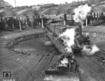 Wiederinbetriebnahme von Lokomotiven in einem unbekannten nordfranzösischen Depot durch das amerikanische Transportation-Corps. (15.07.1944) <i>Foto: Pressefoto ACME</i>