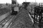 Bekohlungsanlage und Kohlenvorräte im Bw Frankfurt-1. (06.1951) <i>Foto: A. Dormann, Slg. W. Löckel</i>
