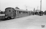 Der französische "Michelin"-Zug, ein Ultraleichtbauzug, dessen Wagenkästen aus Aluminium bestand, war zu Vorführ- und Versuchszwecken im Sommer 1951 auf DB-Gleisen unterwegs. Aufnahme im Bahnhof Neuss. (07.1951) <i>Foto: A. Dormann, Slg. W. Löckel</i>