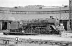 45 023 wendet im Bw Würzburg. Die als Bremslokomotive des BZA München eingesetzte Lok wurde im Oktober 1968 ausgemustert.  (1965) <i>Foto: Robin Fell</i>