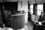 Blick in den französischen "Michelin"-Zug während einer Vorführungsfahrt bei der DB. Rechts genießt übrigens der Dezernent 21 der BD Mainz - Reichsbahndirektor Adolf Dormann - die Fahrt. (07.1951) <i>Foto: A. Dormann, Slg. W. Löckel</i>