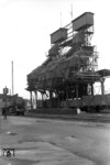 Großbekohlungsanlage im Bw Ludwigshafen. Links wartet 64 445. (07.1951) <i>Foto: A. Dormann, Slg. W. Löckel</i>