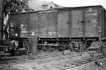 Der quergestellte G-Wagen "Kassel 74366" nach einer Entgleisung im Bahnhof Oberlahnstein. (09.1951) <i>Foto: A. Dormann, Slg. W. Löckel</i>