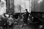 Die schwierige Aufgleisung des G-Wagens "Kassel 74366" im Bahnhof Oberlahnstein. (09.1951) <i>Foto: A. Dormann, Slg. W. Löckel</i>