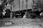Aufgleisung eines quergestellten Güterwagens im Bahnhof Oberlahnstein. (09.1951) <i>Foto: A. Dormann, Slg. W. Löckel</i>