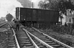 Während die Folgen einer Entgleisung im Einfahrbereich von Oberlahnstein beseitigt werden, passiert eine 50er die Unfallstelle. (09.1951) <i>Foto: A. Dormann, Slg. W. Löckel</i>