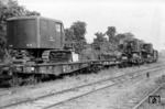 Kräne der amerikanischen Streitkräfte werden auf Rs-Wagen in Wiesbaden verladen. (09.1951) <i>Foto: A. Dormann, Slg. W. Löckel</i>