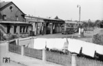Eine typische Szene im Nachkriegsdeutschland. Die Kriegsschäden am Bahnhof und der Kraftfahrzeugeinsatzstelle sind noch nicht beseitigt, die neuen DB-Busanhänger sind eingetroffen und werden in der behelfsmäßig reparierten Garage untergestellt, während die Motoren der Vorkriegs-Lkw über das Dreibein auf dem Hof getauscht werden.  (09.1951) <i>Foto: A. Dormann, Slg. W. Löckel</i>