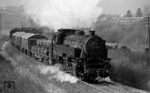 Vorbei an den Tonwerken Ludwig bei Ransbach-Baumbach zieht 082 035 den Nahgüterzug Ng 16072 in Richtung Grenzau. (01.04.1971) <i>Foto: Burkhard Wollny</i>