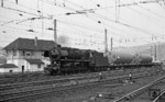 044 262-4 (44 1262) vom Bw Betzdorf ist mit einer Lademaßüberschreitung im Bahnhof Dillenburg eingetroffen. (02.04.1971) <i>Foto: Burkhard Wollny</i>